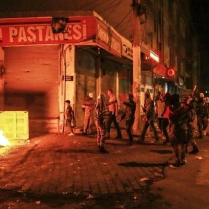Τουρκία: Στρατιώτες βγήκαν στους δρόμους να καταστείλουν την εξέγερση των Κούρδων
