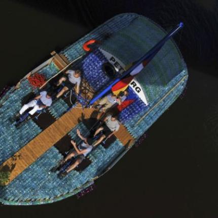 50.000 πλαστικά μπουκάλια κάνουν ένα ... σκάφος