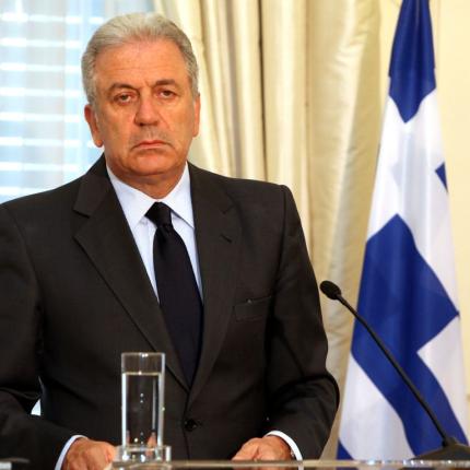 Αβραμόπουλος : να απαλλαχθεί ο στρατός απο την ευθύνη για τη Δικτατορία