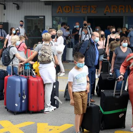 τουρίστες στο αεροδρόμιο Ηρακλείου