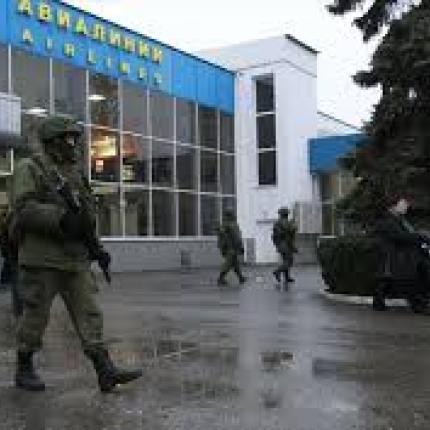 Φιλορώσοι και στρατιωτικοί περιπολούν μπροστά από το αεροδρόμιο της Συμφερόπολης
