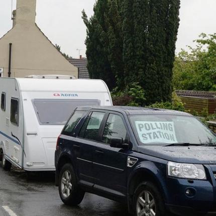 Οι Άγγλοι ψήφισαν ακόμη και σε ... τροχόσπιτα (φωτορεπορτάζ)