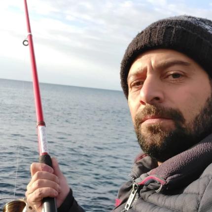 Ο άτυχος άντρας, περίπου 40 ετών, ήταν στα βράχια και ψάρευε με φίλους του, όταν τρεις από τους τέσσερις της παρέας παρασύρθηκαν από τα κύματα.