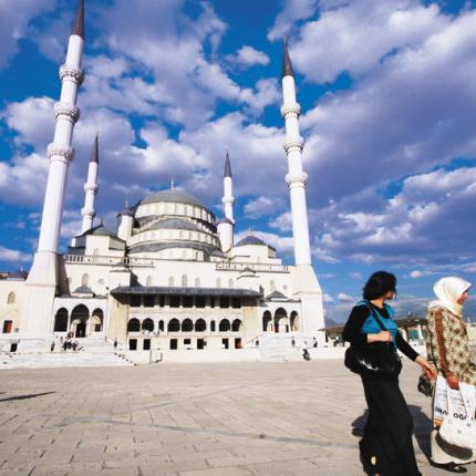 Ελληνίδα ιστορικός παρασημοφορείται στην Άγκυρα από τον Τούρκο πρόεδρο