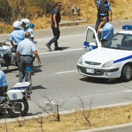 Πολυτελές τζιπ εμβόλισε αυτοκίνητο των ΤΑΕ και τράπηκε σε φυγή στο Φόδελε 