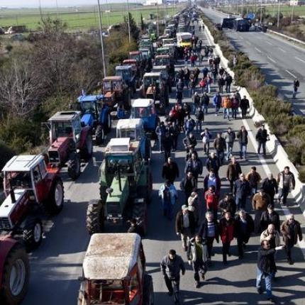 Τα "μαζεύουν"  και οι αγρότες απο τα μπλόκα της Νίκαιας 