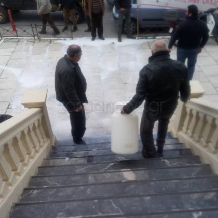 αγρότες έχυσαν γάλα