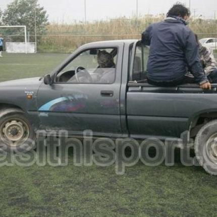 Έσπασε το πόδι του στο γήπεδο και τον μετέφεραν με αγροτικό!