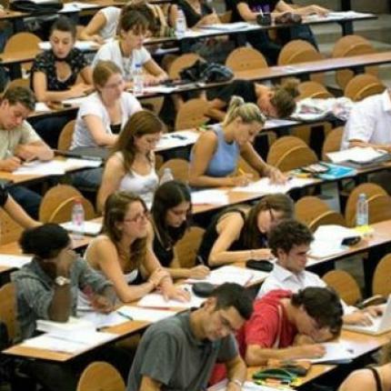 "Παραθυράκι" για να παραμείνουν στα πανεπιστήμια οι αιώνιοι φοιτητές