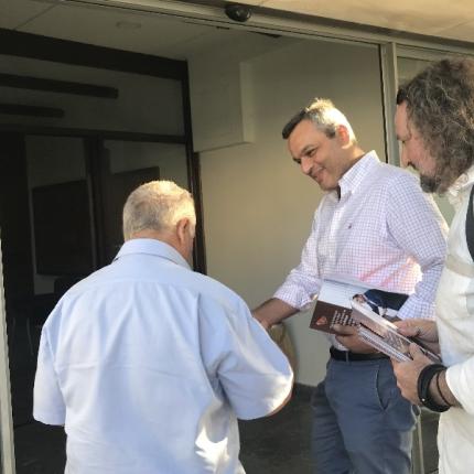 Ο Χάρης Μαμουλάκης συνομιλεί με πολίτες