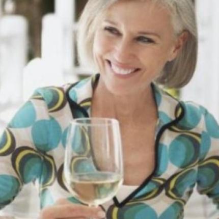 Το αλκοόλ στη μέση ηλικία αυξάνει τον κίνδυνο εγκεφαλικού