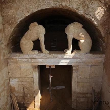 Αποκαλύφθηκε η πρόσοψη του ταφικού μνημείου στην Αμφίπολη (φωτογραφίες)
