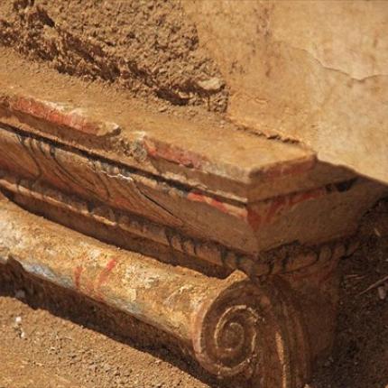 Διακόσμηση με μπλε και κόκκινο χρώμα στο μνημείο της Αμφίπολης