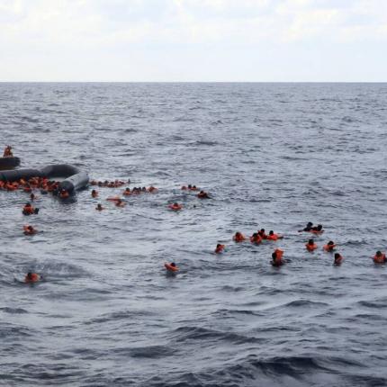 Πνίγηκαν 94 μετανάστες που επέβεναν στη λέμβο Πηγή: AP Photo/Sergi Camara