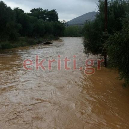 πλημμύρισαν δρόμοι στους Αποστόλους
