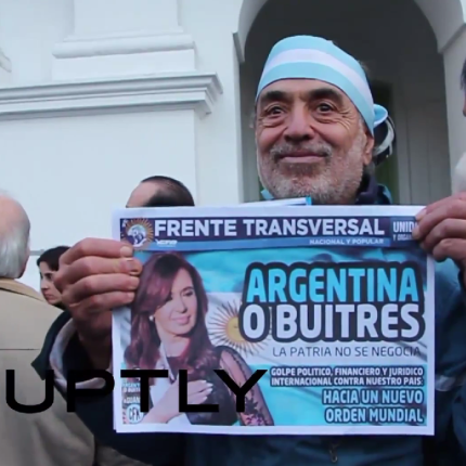 Η Αργεντινή γιορτάζει τη ... χρεοκοπία της, φωνάζοντας &quot;Πατρίδα, ναι. Αποικία, όχι&quot;! 