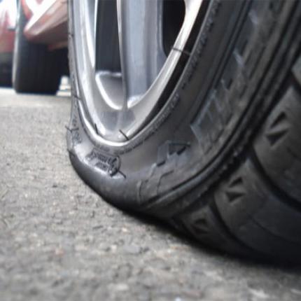 Μικρόψυχοι τρύπησαν λάστιχα αυτοκινήτων που μεταφέρουν μαθητές με ειδικές ανάγκες