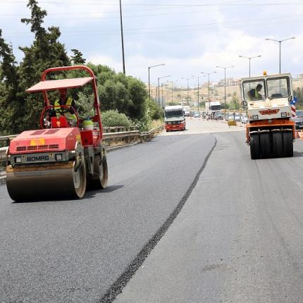 Συνεχίζονται οι εργασίες ασφαλτόστρωσης