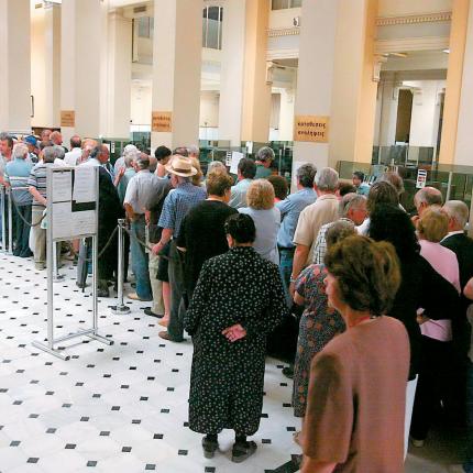 Η τρόικα απαιτεί κατάργηση του ΕΚΑΣ για 230.000 συνταξιούχους