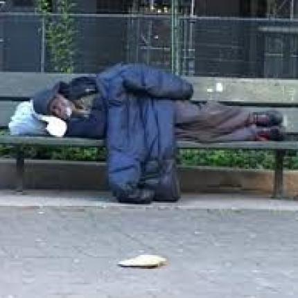 Αυξάνονται και πληθαίνουν οι άστεγοι στο Ηράκλειο - Το κέντρο υποδοχής κι η λειτουργία του