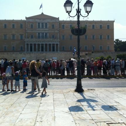 Περιμένοντας καρτερικά την αλλαγή φρουράς...