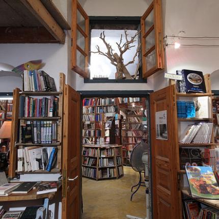 Μέσα στα 15 πιο παράξενα βιβλιοπωλεία του κόσμου το "Ατλαντίς" της Σαντορίνης