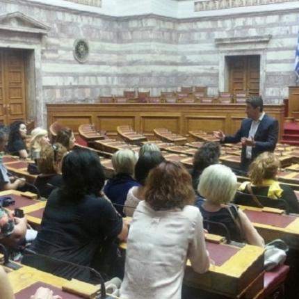 Σε ρόλο ξεναγού ο Λευτέρης Αυγενάκης για τους μικρούς μαθητές και τους γονείς τους