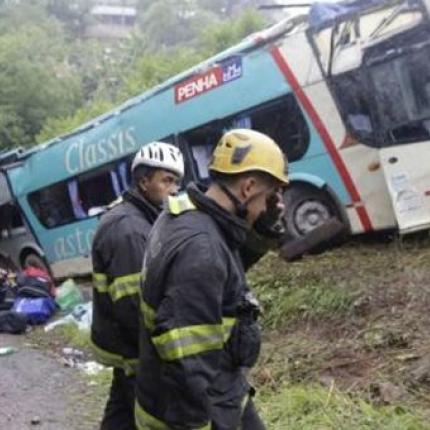Δέκα νεκροί από σύγκρουση σχολικού με φορτηγό στη Βραζιλία