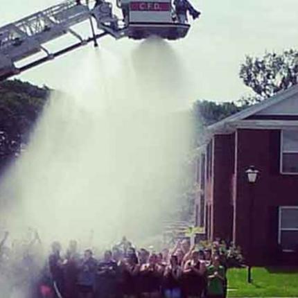 ΗΠΑ: Τέσσερις πυροσβέστες χτυπήθηκαν από το ρεύμα σε Ice Bucket Challenge