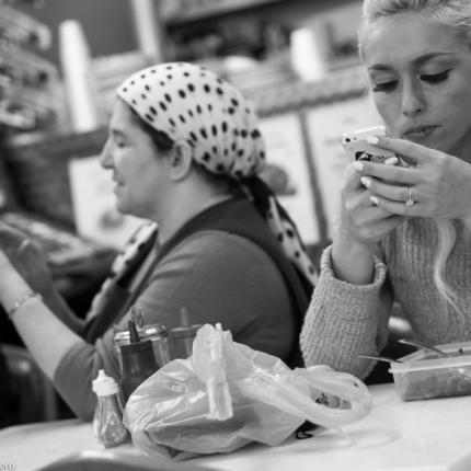 Τα Smartphones σκοτώνουν τη συζήτηση - Φωτογράφος &quot;ξεγυμνώνει&quot; την τεχνολογία