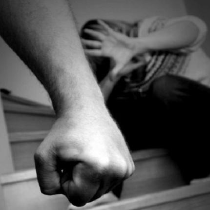 Θύμα σωματικής και σεξουαλικής βίας μία στις τέσσερις Ελληνίδες