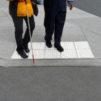 Ρούχα που καθοδηγούν τους τυφλούς στο δρόμο