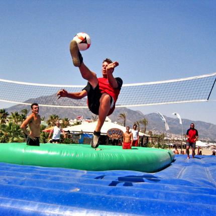 Bossaball: Το πιο θεαματικό παιχνίδι! (βίντεο)