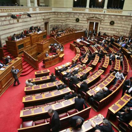 Παρά τις ενστάσεις της αντιπολίτευσης, ψηφίστηκε βουλευτική τροπολογία για τις συμβάσεις μίσθωσης έργου στους δήμους