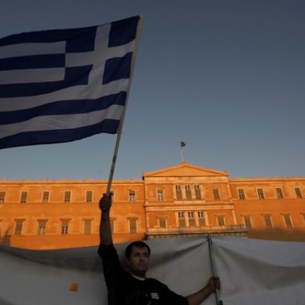 Γερμανία: Η πολιτική τάξη οδήγησε την Ελλάδα στην καταστροφή