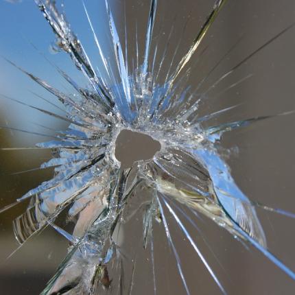 σπασμένο τζάμι