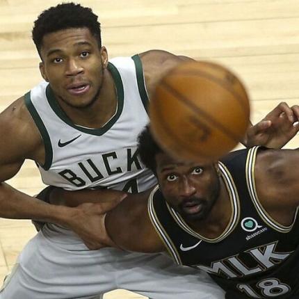 Αντετοκουνμπο με Χοκς.jpg