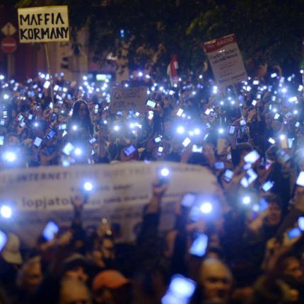 Κοσμοπλημμύρα στη Βουδαπέστη - Νέα διαδήλωση κατά του φόρου στο Ίντερνετ