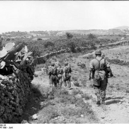 bundesarchiv_bild_101i-166-0508-16_kreta_vormarsch_deutscher_fallschirmjager.jpg