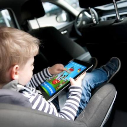 child_with_tablet