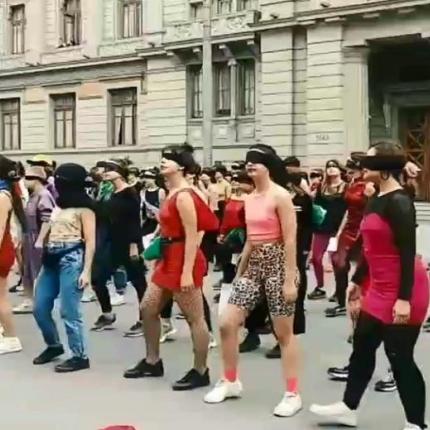 χιλή γυναίκες