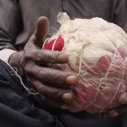 Τα σκουπίδια του ενός... μπάλα για πολλούς (βίντεο)