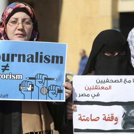 Αίγυπτος: Ποινές κάθειρξης έως 10 ετών σε τρεις δημοσιογράφους
