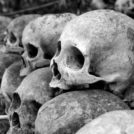 dark-toursim-σκοτεινός τουρισμός-σκελετοί.jpg