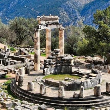 Πανόραμα πολιτισμού ... με το τίποτα στον "Ομφαλό της Γης"