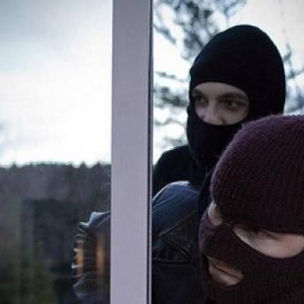 Τρόμος για ζευγάρι στον Κερατόκαμπο - Τους κλείδωσαν σε δωμάτιο  για να τους ληστέψουν
