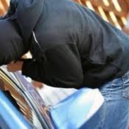 Αλλοδαπός" ποντικός" άδειαζε αυτοκίνητα στα Χανιά