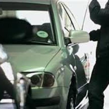 Επ&#039;αυτοφόρω πιάστηκαν δυο αλλοδαποί που παραβίαζαν αυτοκίνητα