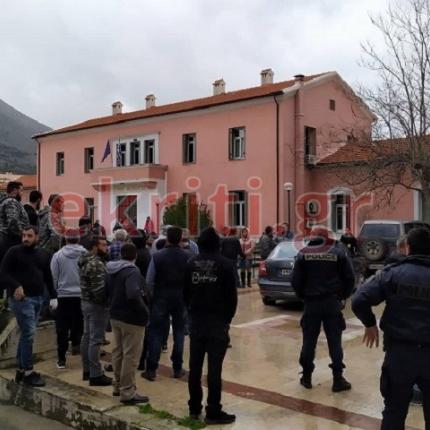 Συγγενείς του θύματος στα Δικαστήρια Νεάπολης