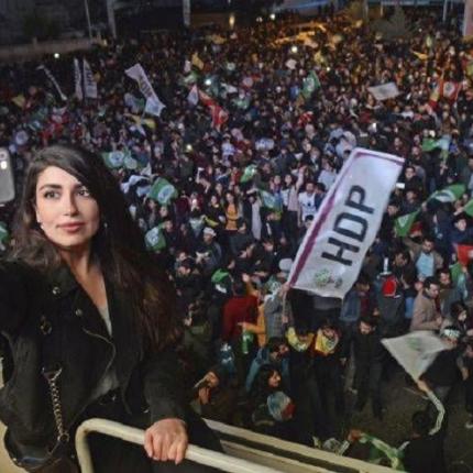 Η Φιλίζ Μπουλουτεκίν φόρεσε χειροπέδες